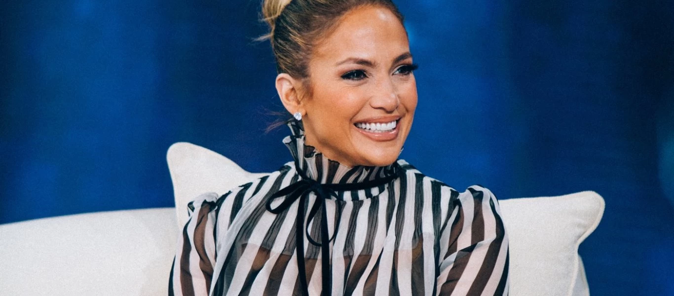 Τζ.Λόπεζ: Ακόμα μία εντυπωσιακή εμφάνιση με κόκκινο φόρεμα (φώτο)